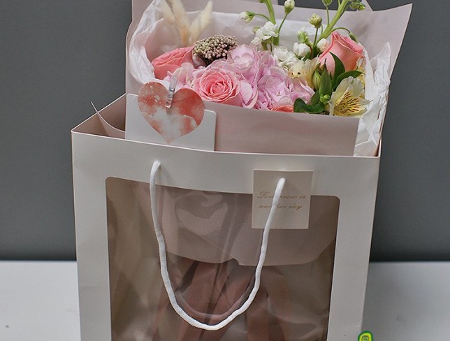 Bouquet with Pink Hydrangea and Roses photo